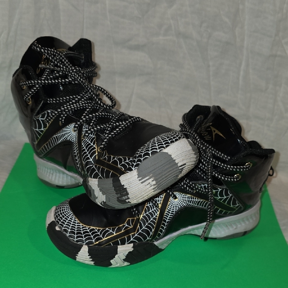 (J36) Dynamic Black and White Athletic Shoes with High-Top Design